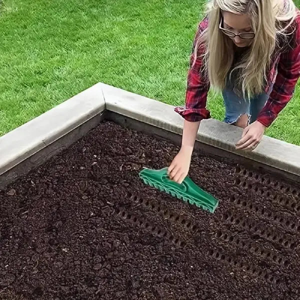 rastelo plantador sementes, plantador 12 dentes horta, ferramenta plantio fileiras, plantador sementes jardim, rastelo ergonômico horta, plantio uniforme canteiro, ferramenta horta urbana, plantador PP resistente, sementes espaçamento uniforme, ferramenta plantio vaso